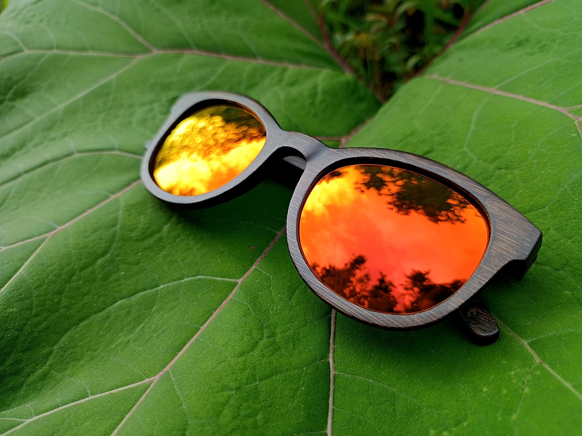 Nachhaltige Damen Sonnenbrille aus Bambus | KEOLA | Rot verspiegelt | geschwungener Style | WOODEN SHADE Sunglasses