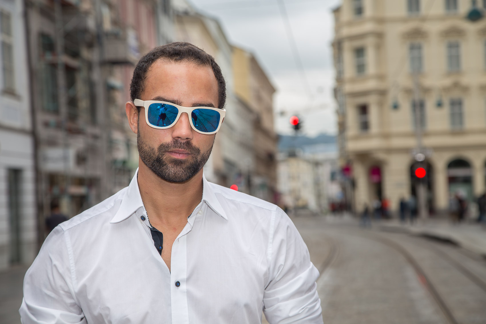 Herren Holz Sonnenbrille | KALEA | Weiß mit blauen Gläsern