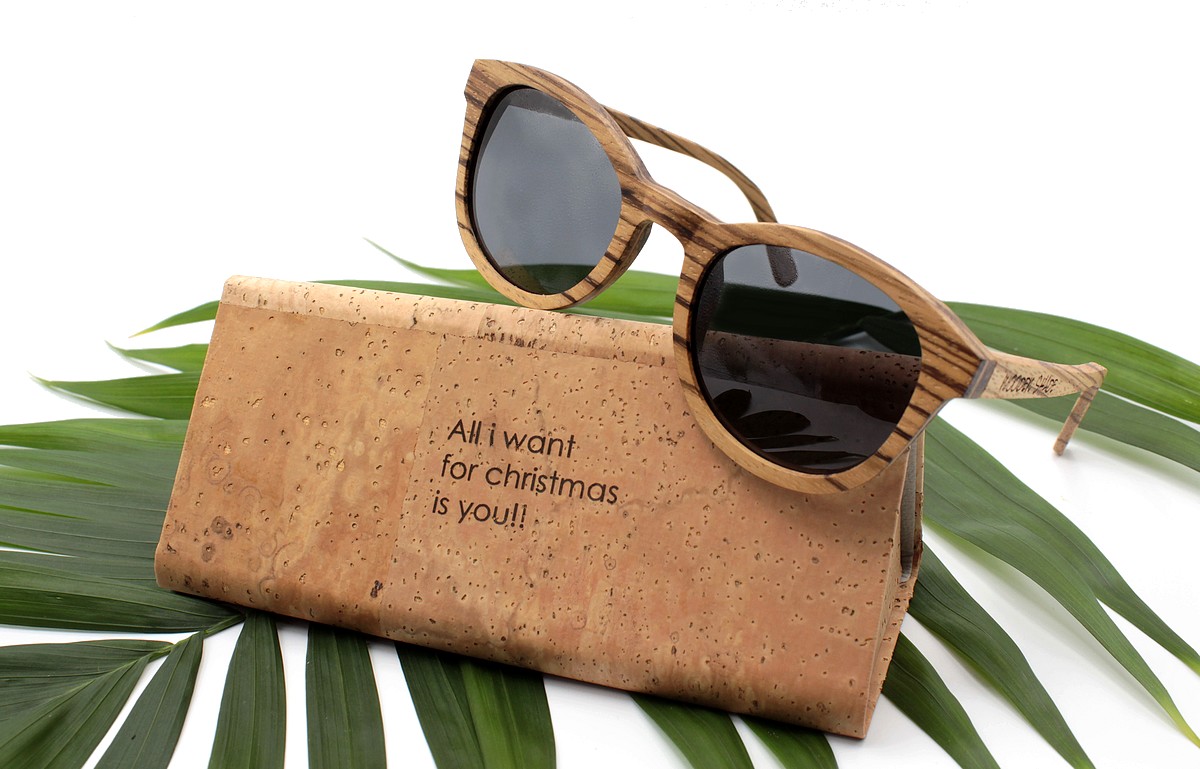 https://www.wooden-shade.com/images/bilder/Module/Holz-Sonnenbrille/Holz-Sonnenbrillen-Kork-Etui-Case-Laser-Gravur-Weihnachten-WOODEN-SHADE-Sunglasses-Laser-Engraving-1.jpg