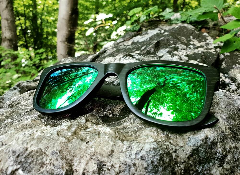 Schwarze Bambus Sonnenbrille Grün Verspiegelt | Polarisiert | WOODENSHADE Holzbrillen für Damen und Herren