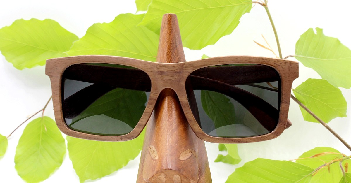 Sonnenbrille aus Herren aus Walnuss | geradliniges Design mit schwarzen Gläsern | WOODEN SHADE®