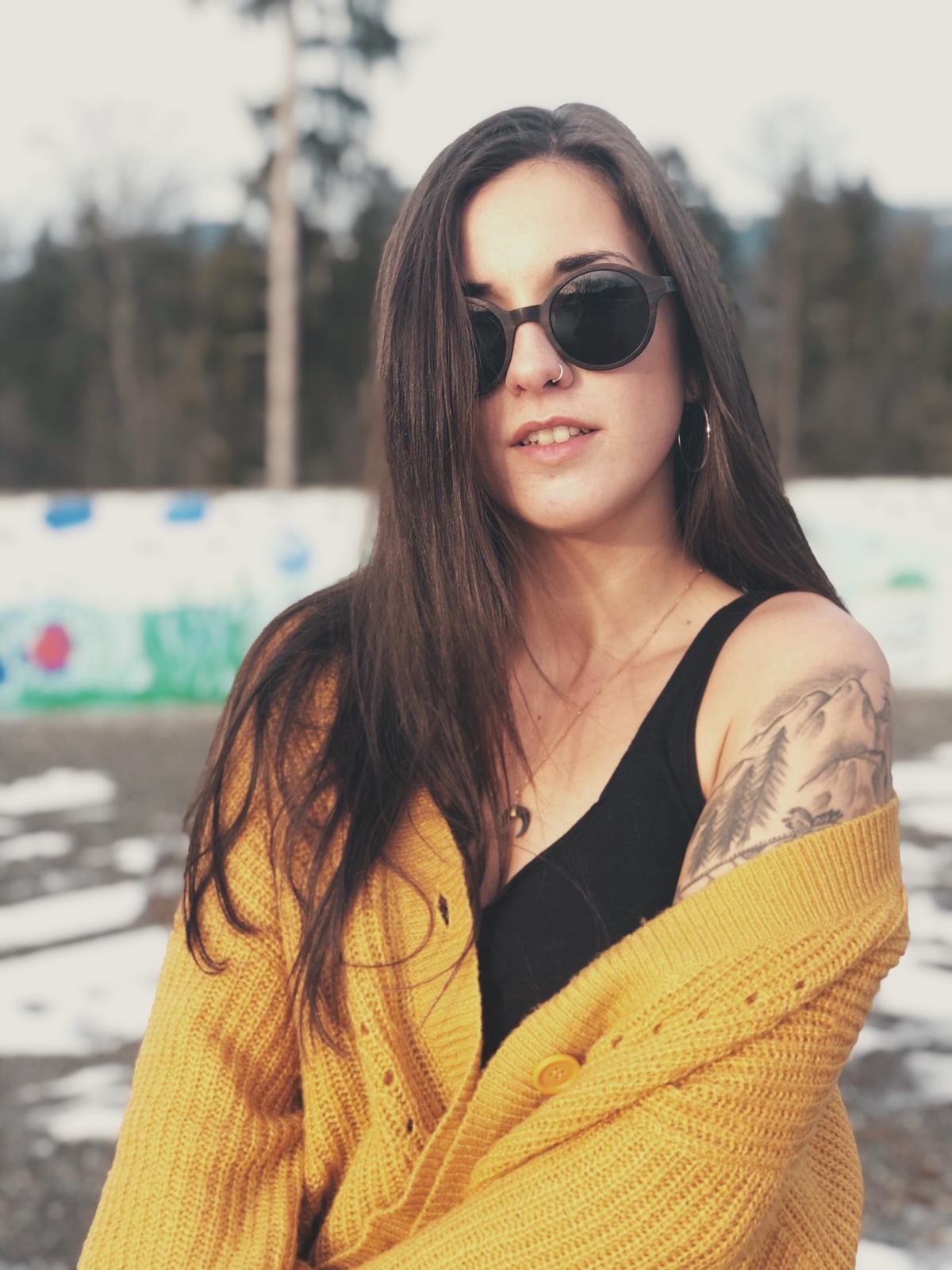 Ebony Wood Sunglasses | SARITA | brown & black - Model Verena Fuchs
